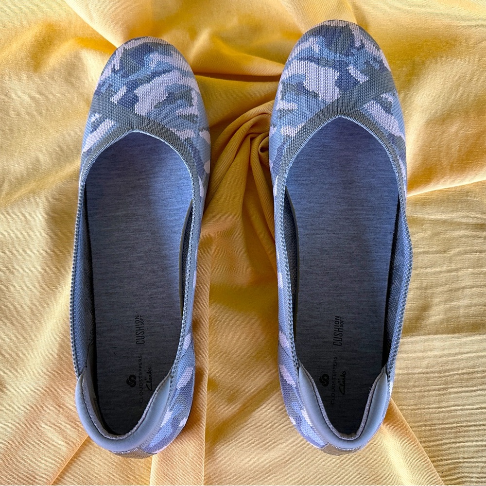 EUC Clark’s Cloudsteppers Camo flats size 11